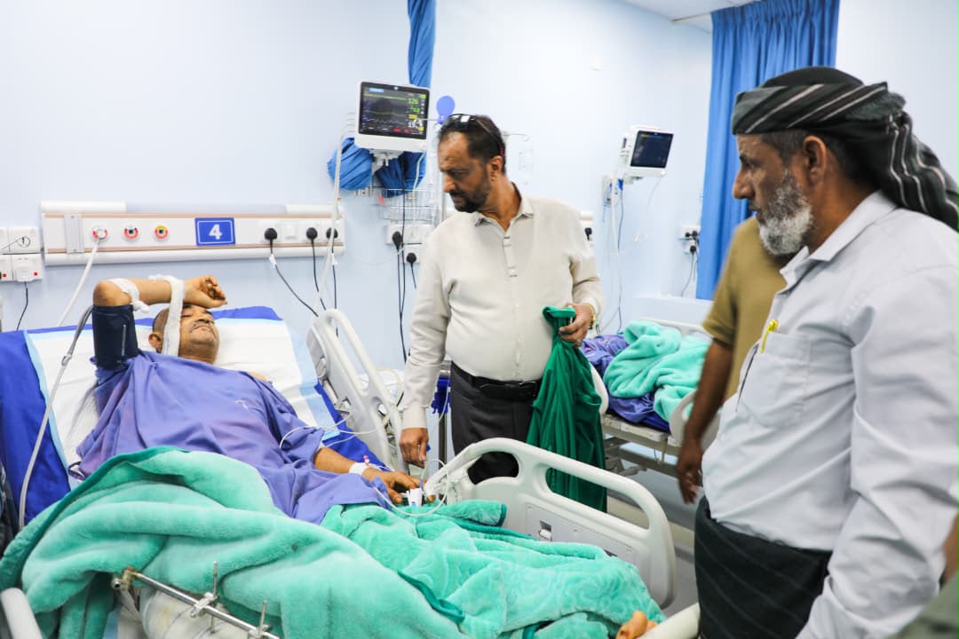 بتوجيهات القائد المحرمي .. فريق من القيادة العامة يتفقد جرحى انفجار مخزن الذخيرة في معسكر الممدارة بتوجيهات القائد المحرمي .. فريق من القيادة العامة يتفقد جرحى انفجار مخزن الذخيرة في معسكر الممدارة